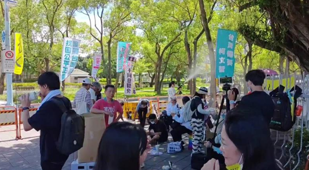 臺灣民眾黨小草集結北檢 大喊“賴清德下地獄”