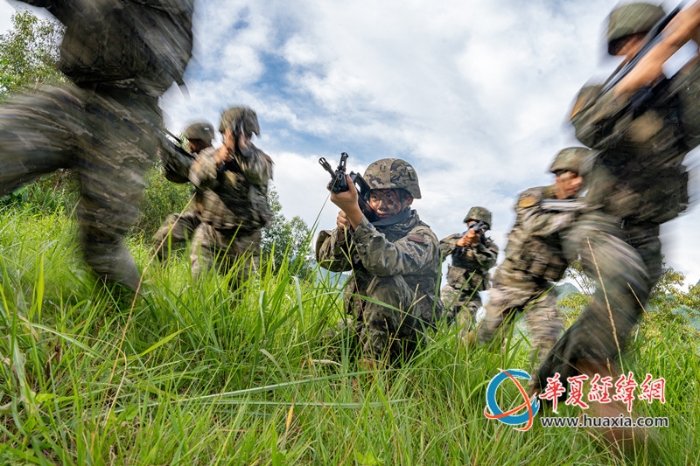 1、2025年7月2日，武警官兵正在進(jìn)行交替掩護(hù)突擊。_副本