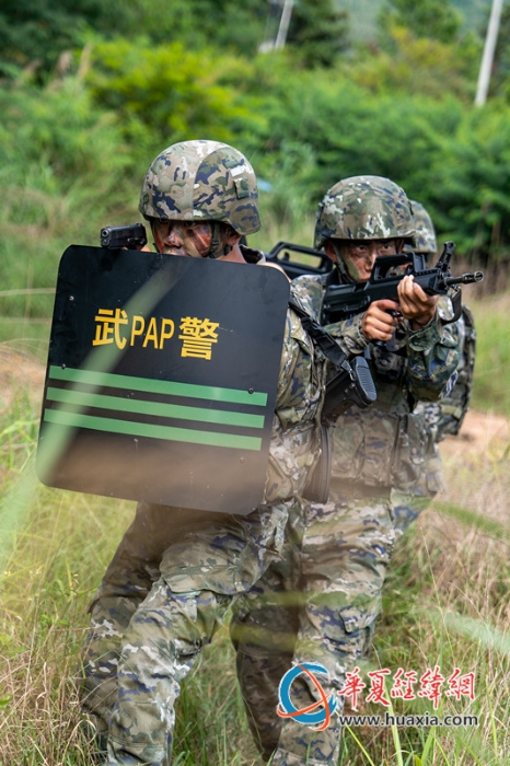 2、2025年7月2日，武警官兵正在進(jìn)行班組搜索。_副本