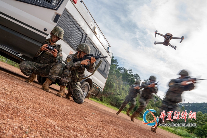 3、2025年7月2日，武警官兵正在利用無人機(jī)偵查敵情。_副本