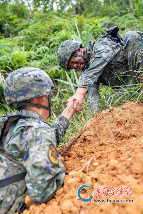 6、2025年7月2日，武警官兵相互協(xié)助。_副本