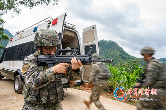 7、2025年7月2日，一名武警官兵掩護(hù)隊(duì)友轉(zhuǎn)移。_副本